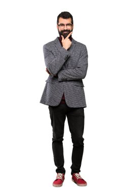 İzole beyaz arka plan üzerinde düşünme gözlükile Yakışıklı adam