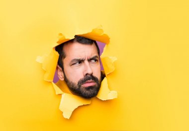 Bir delik kağıt ile Adam