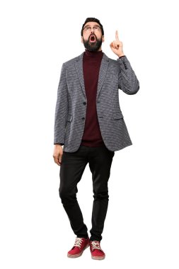 Gözlüklü yakışıklı adam yukarı işaret ve izole beyaz arka plan üzerinde şaşırttı