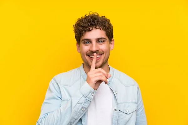 Loira Homem Sobre Isolado Amarelo Parede Fazendo Silêncio Gesto — Fotografia de Stock