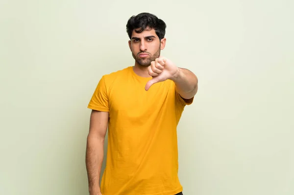 Joven Hombre Sobre Pared Rosa Mostrando Pulgar Hacia Abajo Signo — Foto de Stock