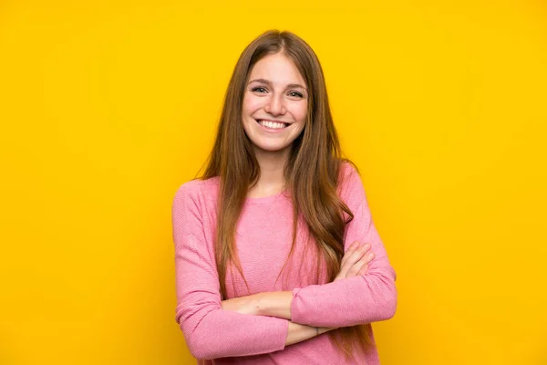 Ung Kvinna Med Långt Hår Över Isolerad Gul Vägg Hålla — Stockfoto