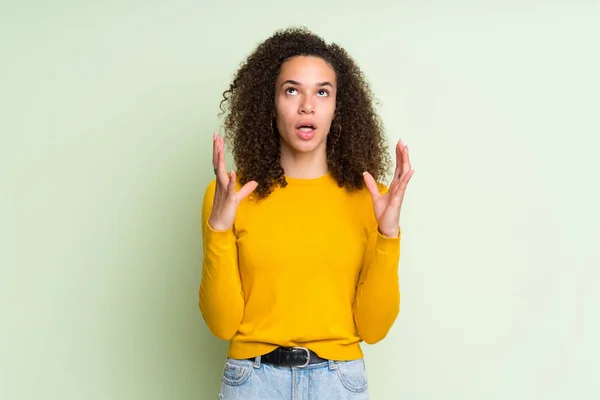 Mujer Dominicana Sobre Fondo Verde Aislado Frustrado Por Una Mala —  Fotos de Stock