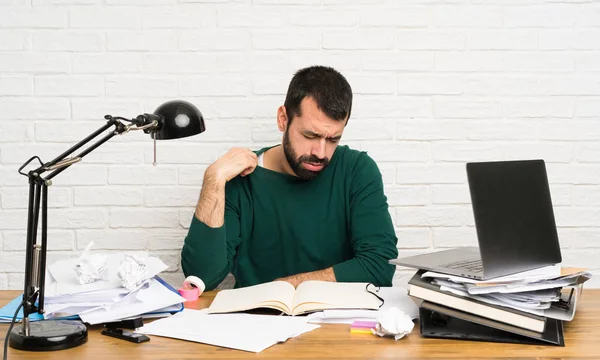 Studente Uomo Con Espressione Stanca Malata — Foto Stock