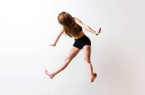 Jeune Fille Danse Sur Mur Blanc Isolé — Photo