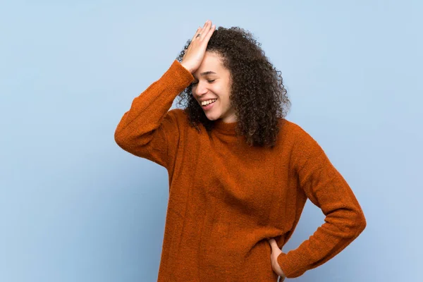 Mujer Dominicana Con Pelo Rizado Dado Cuenta Algo Intención Solución —  Fotos de Stock