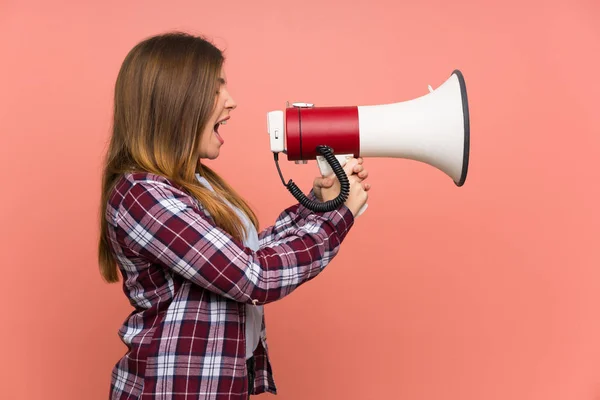 Menina Jovem Sobre Parede Rosa Gritando Através Megafone — Fotografia de Stock