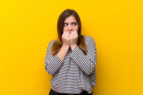 Chica Joven Sobre Pared Amarilla Nervioso Asustado Poniendo Las Manos —  Fotos de Stock