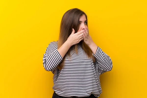 Chica Joven Sobre Pared Amarilla Cubriendo Boca Mirando Lado —  Fotos de Stock