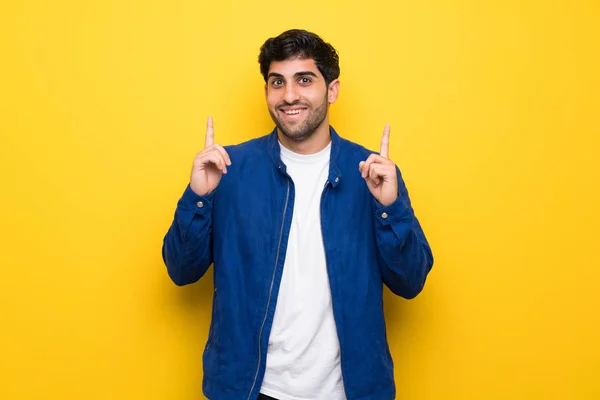 Sarı Duvar Üzerinde Mavi Ceketli Adam Harika Bir Fikir Işaret — Stok fotoğraf