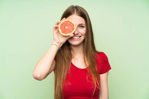 Junge Frau Mit Langen Haaren Hält Eine Grapefruit — Stockfoto