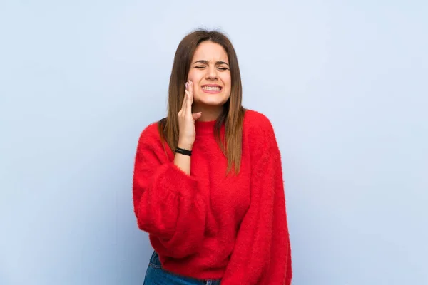 Jovem Mulher Sobre Parede Azul Isolada Com Dor Dente — Fotografia de Stock