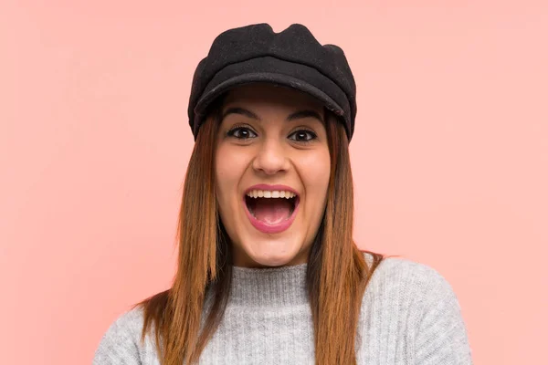 Modefrau Mit Hut Über Rosa Wand Mit Überraschendem Gesichtsausdruck — Stockfoto