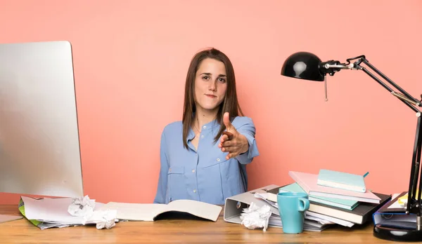 Chica Estudiante Joven Estrechando Mano Para Cerrar Una Buena Oferta — Foto de Stock