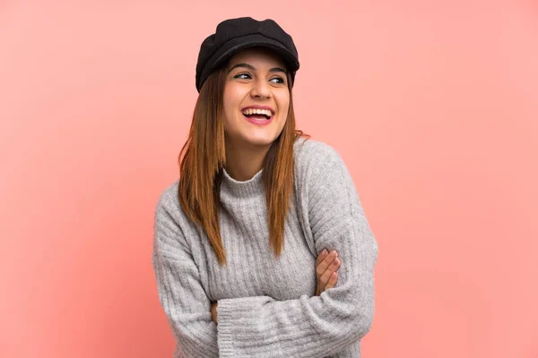 Donna Moda Con Cappello Sopra Parete Rosa Ridere — Foto Stock