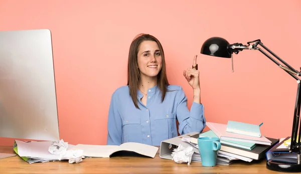 Joven Estudiante Mostrando Levantando Dedo Señal Mejor — Foto de Stock