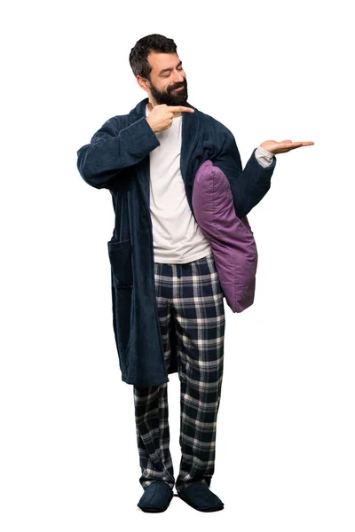 Mann Mit Bart Schlafanzug Hält Imaginären Kopierraum Auf Die Handfläche — Stockfoto