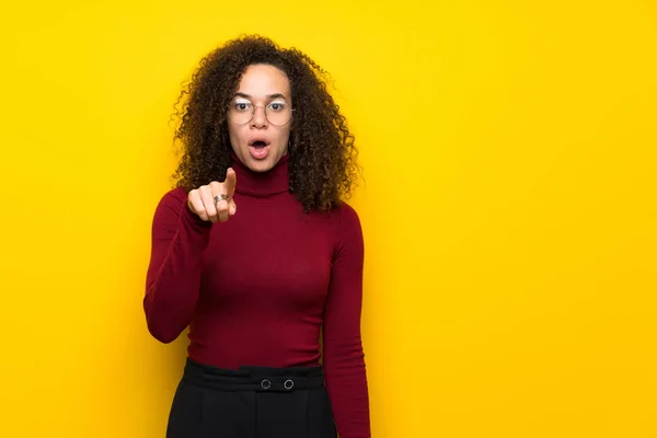 Mujer Dominicana Con Suéter Cuello Alto Sorprendida Apuntando Frente — Foto de Stock