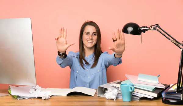 Joven Estudiante Contando Nueve Con Los Dedos — Foto de Stock