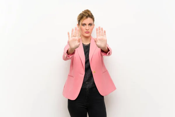Mladá Blondýnka Růžovým Oblek Dělat Stop Gesto Zklamání — Stock fotografie
