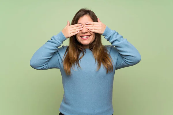 Young Girl Green Wall Covering Eyes Hands — Stok fotoğraf