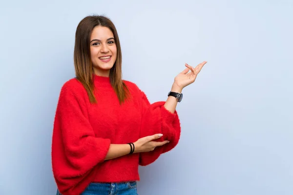 Jovem Mulher Sobre Parede Azul Isolada Estendendo Mãos Para Lado — Fotografia de Stock