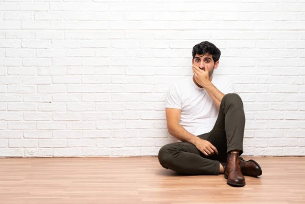 Mladý Muž Sedí Podlaze Pokrývající Ústa Rukama — Stock fotografie