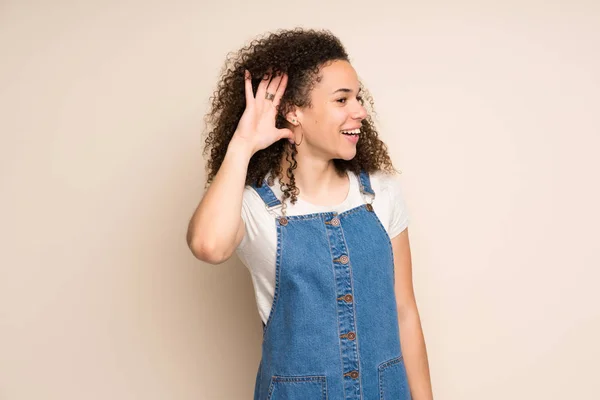 Dominican Woman Overalls Listening Something Putting Hand Ear — Stock Photo, Image