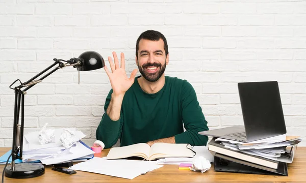 Studente Uomo Saluto Con Mano Con Espressione Felice — Foto Stock