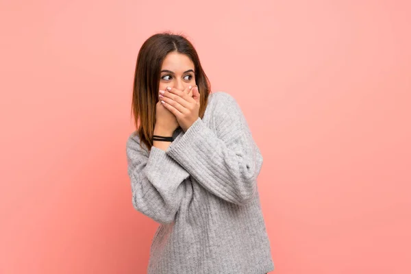 Jeune Femme Sur Mur Rose Couvrant Bouche Regardant Vers Côté — Photo