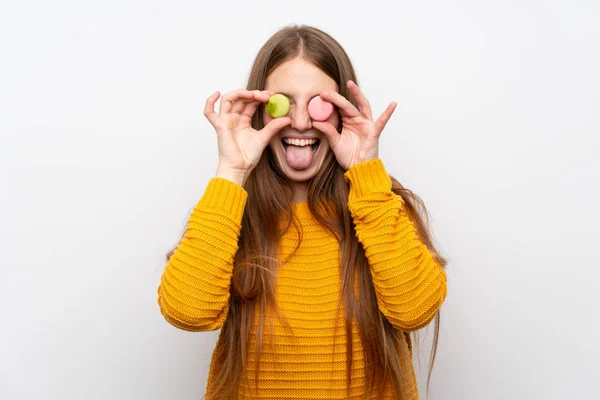 Junge Frau Mit Langen Haaren Mit Makronen — Stockfoto