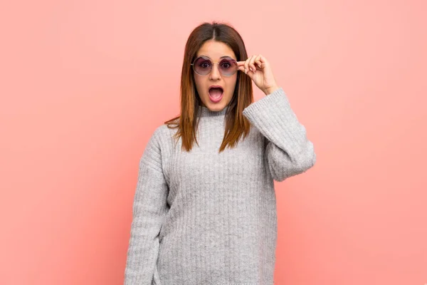 Jeune Femme Sur Mur Rose Avec Des Lunettes Surpris — Photo