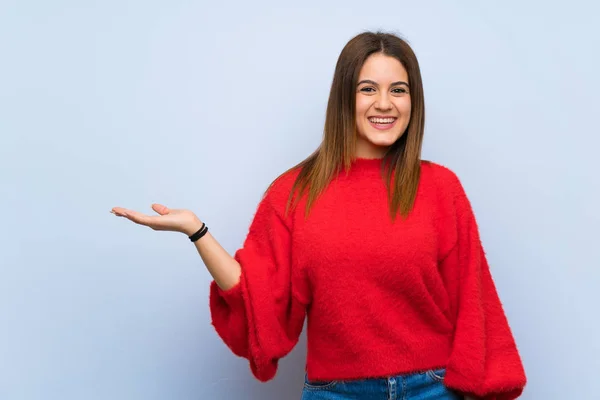 Jovem Mulher Sobre Parede Azul Isolado Segurando Copyspace Imaginário Palma — Fotografia de Stock