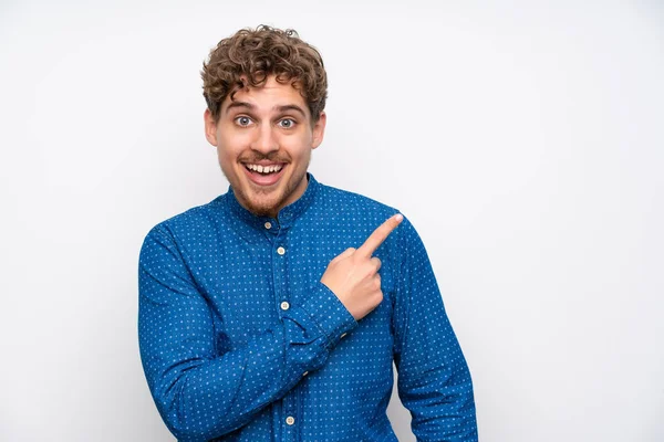 Homem Loiro Com Camisa Azul Apontando Dedo Para Lado — Fotografia de Stock