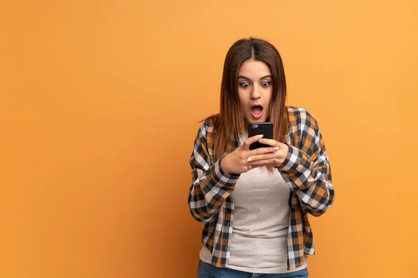 Young Woman Brown Wall Surprised Sending Message — Stock Photo, Image