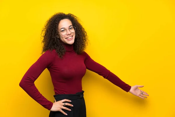 Mujer Dominicana Con Suéter Cuello Alto Apuntando Hacia Atrás Presentando —  Fotos de Stock