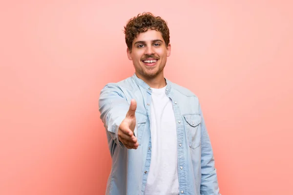 Blonder Mann Schüttelt Rosa Wand Die Hand Ein Gutes Geschäft — Stockfoto