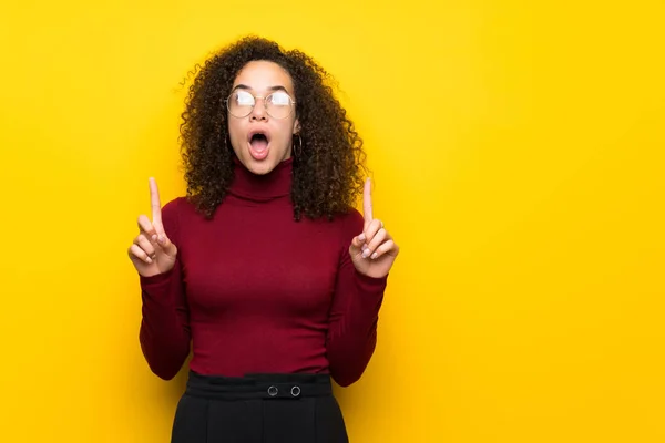 Mujer Dominicana Con Suéter Cuello Alto Sorprendida Señalando Hacia Arriba — Foto de Stock