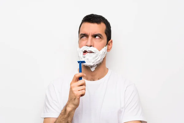 Hombre Afeitándose Barba Sobre Fondo Blanco Aislado Con Expresión Cara —  Fotos de Stock