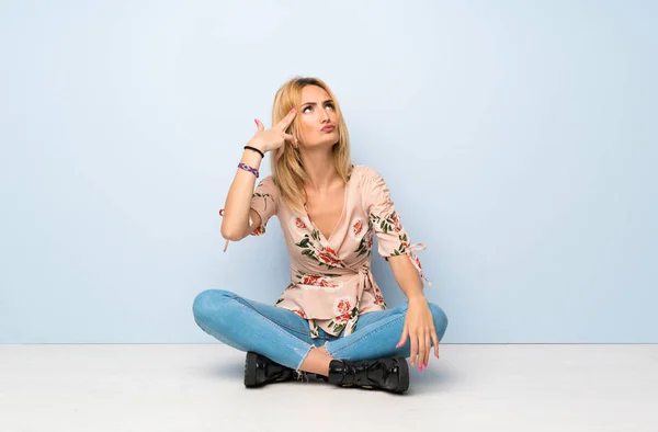 Mladá Blondýna Žena Sedí Podlaze Problémy Dělat Sebevražedné Gesto — Stock fotografie