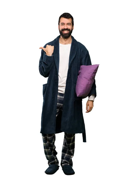 Mannen Med Skägg Pyjamas Som Pekar Sidan Att Presentera Produkt — Stockfoto