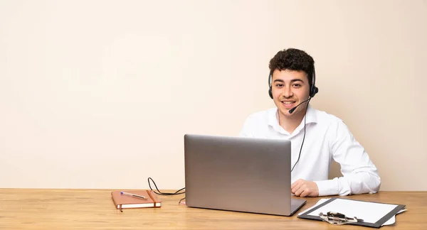 Telefonförsäljare Man Skrattar Med Laptop — Stockfoto