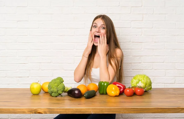 Mujer Joven Con Muchas Verduras Con Expresión Facial Sorpresa —  Fotos de Stock
