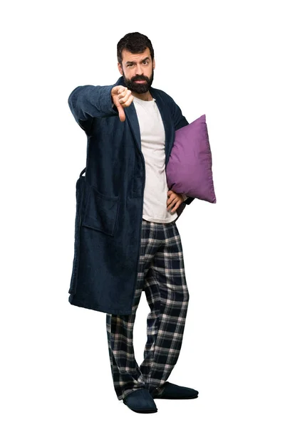 Mann Mit Bart Schlafanzug Zeigt Daumen Nach Unten Mit Negativem — Stockfoto