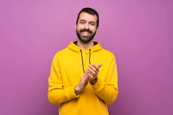 Bonito Homem Com Camisola Amarela Aplaudindo Após Apresentação Uma Conferência — Fotografia de Stock