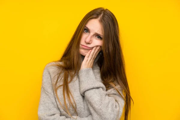 Mujer Joven Con Pelo Largo Sobre Fondo Amarillo Infeliz Frustrado — Foto de Stock