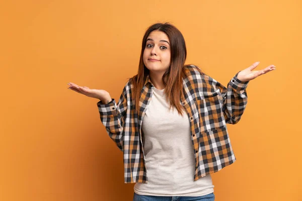 Jeune Femme Sur Mur Brun Faisant Des Doutes Geste — Photo