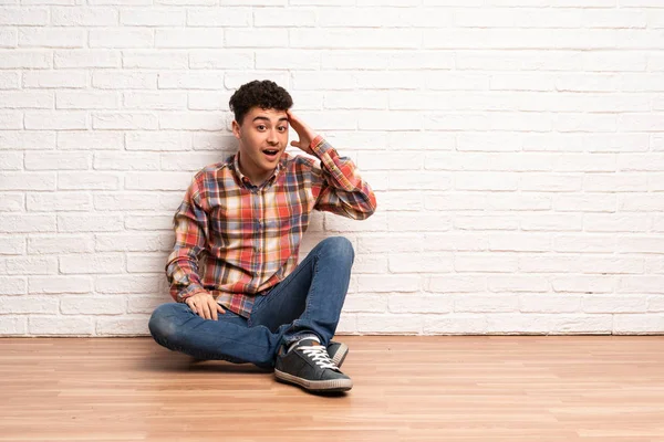 Mladý Muž Sedící Podlaze Právě Něco Uvědomil Úmyslu — Stock fotografie