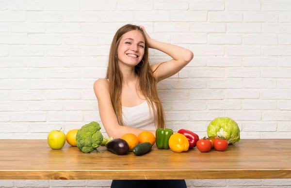 Mujer Joven Con Muchas Verduras Riendo —  Fotos de Stock