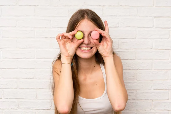 Junges Mädchen Einer Küche Mit Makronen — Stockfoto